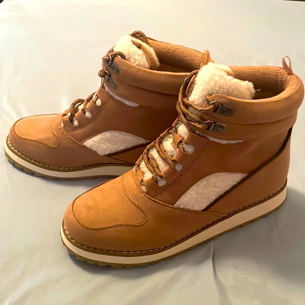I’m selling old navy boots